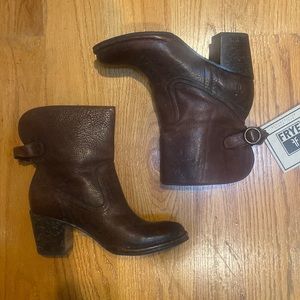 NWT Frye Lucinda Short Reddish Dark Brown Size 6